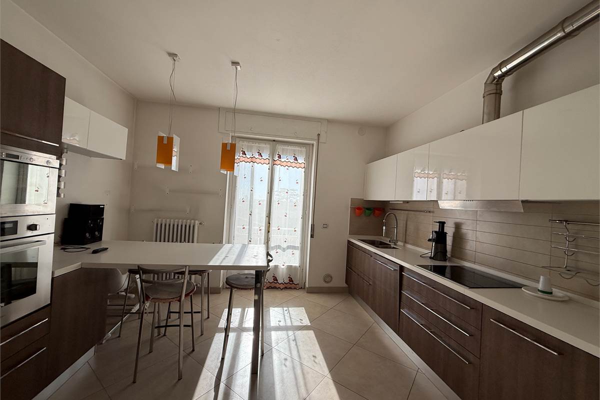 ERBA: VILLA BIFAMILIARE CON GIARDINO ,LOCALI ACCESSORI E BOX DOPPIO 