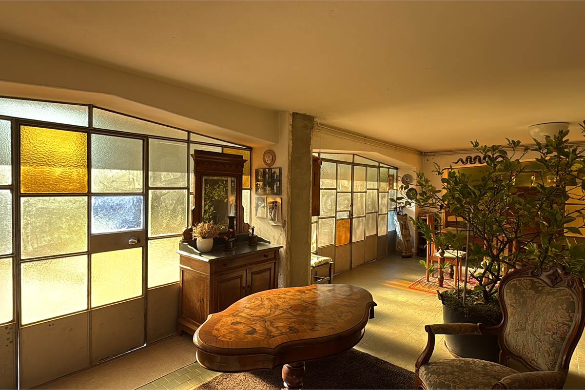 ERBA: VILLA BIFAMILIARE CON GIARDINO ,LOCALI ACCESSORI E BOX DOPPIO 