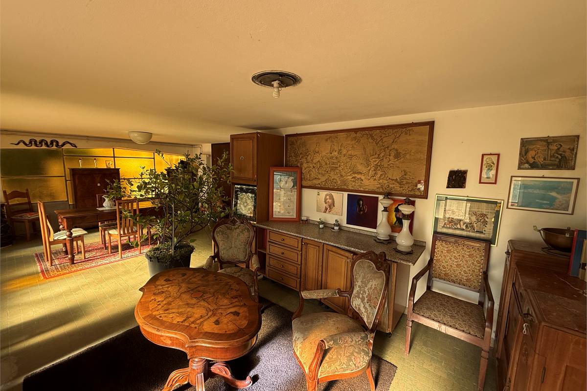 ERBA: VILLA BIFAMILIARE CON GIARDINO ,LOCALI ACCESSORI E BOX DOPPIO 