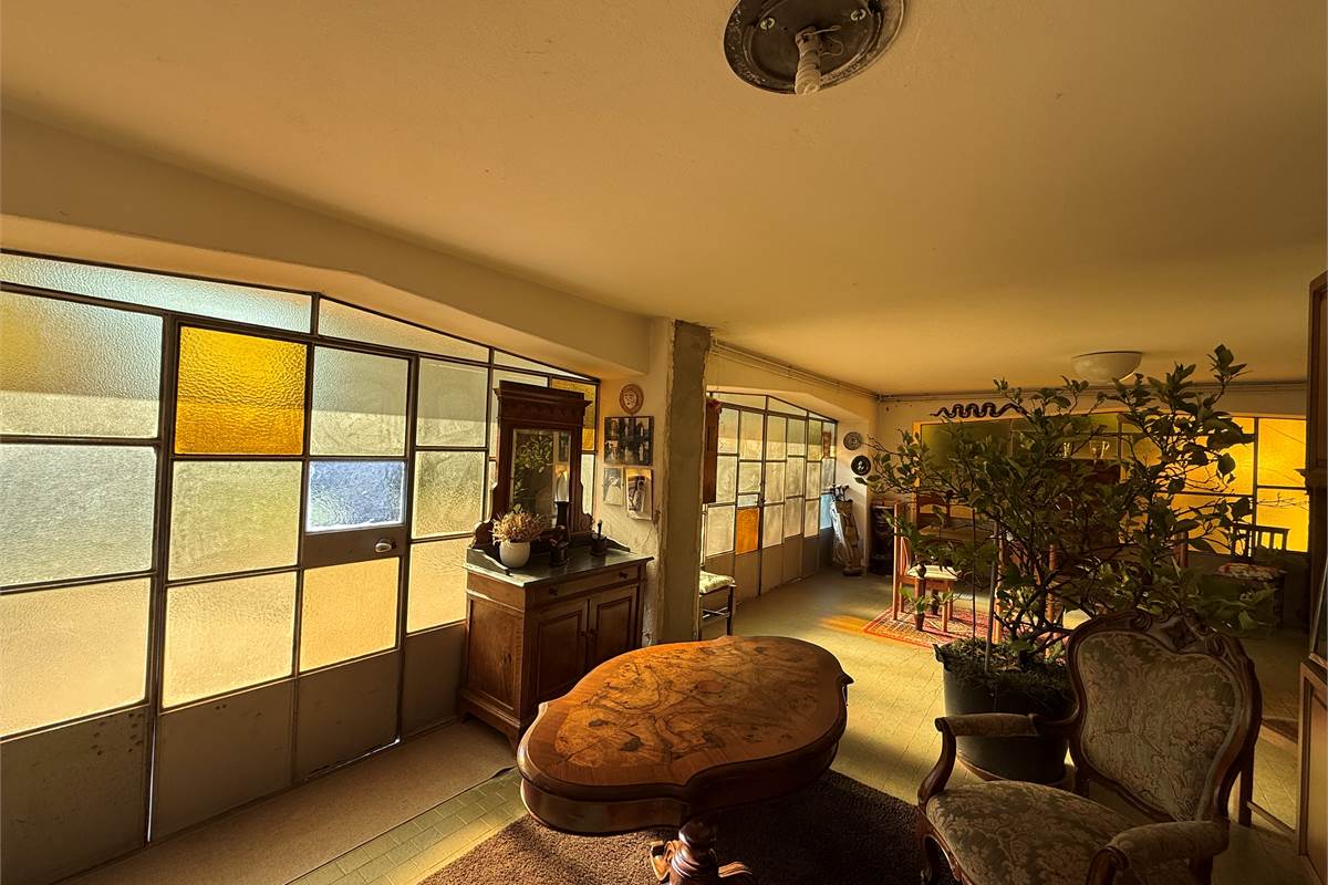 ERBA: VILLA BIFAMILIARE CON GIARDINO ,LOCALI ACCESSORI E BOX DOPPIO 