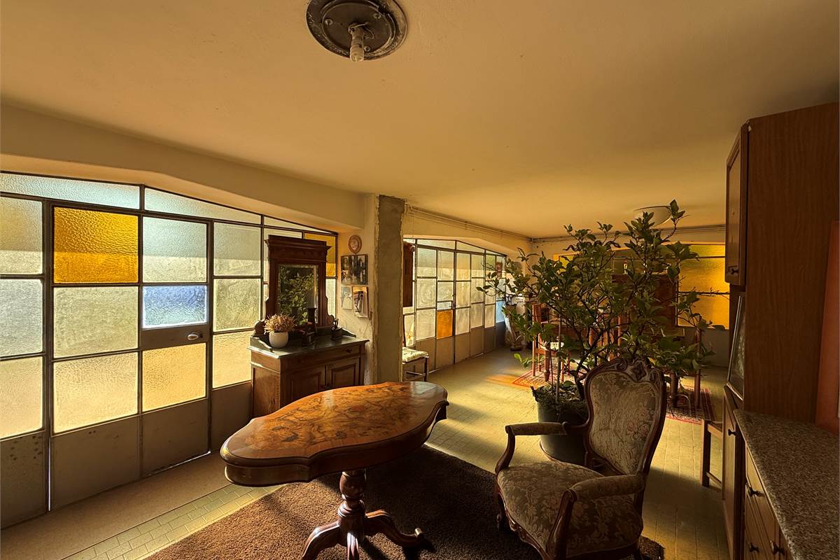 ERBA: VILLA BIFAMILIARE CON GIARDINO ,LOCALI ACCESSORI E BOX DOPPIO 