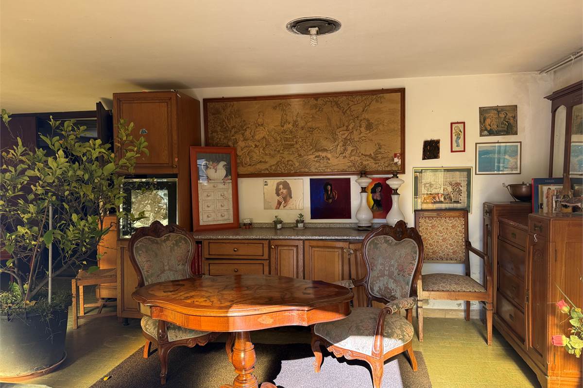 ERBA: VILLA BIFAMILIARE CON GIARDINO ,LOCALI ACCESSORI E BOX DOPPIO 