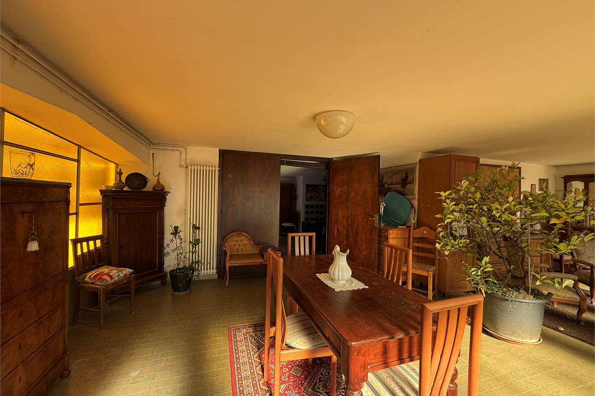 ERBA: VILLA BIFAMILIARE CON GIARDINO ,LOCALI ACCESSORI E BOX DOPPIO 