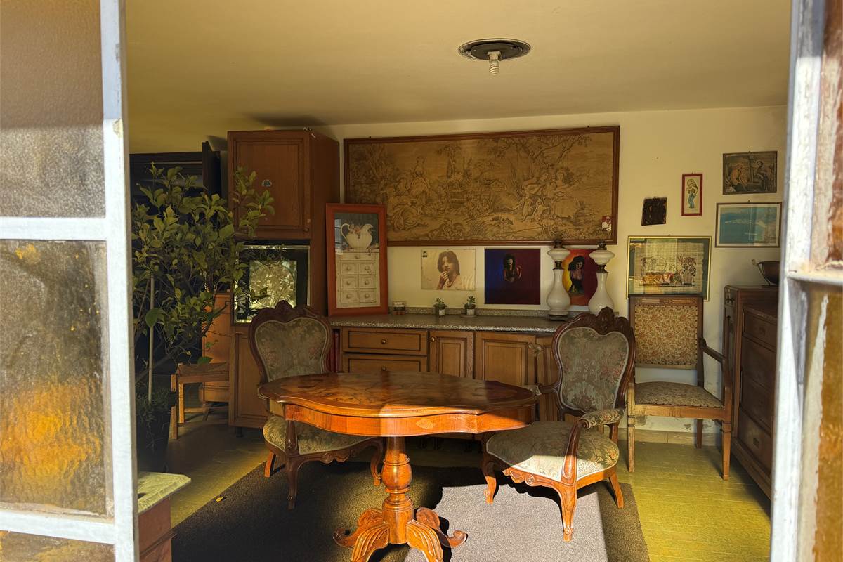 ERBA: VILLA BIFAMILIARE CON GIARDINO ,LOCALI ACCESSORI E BOX DOPPIO 