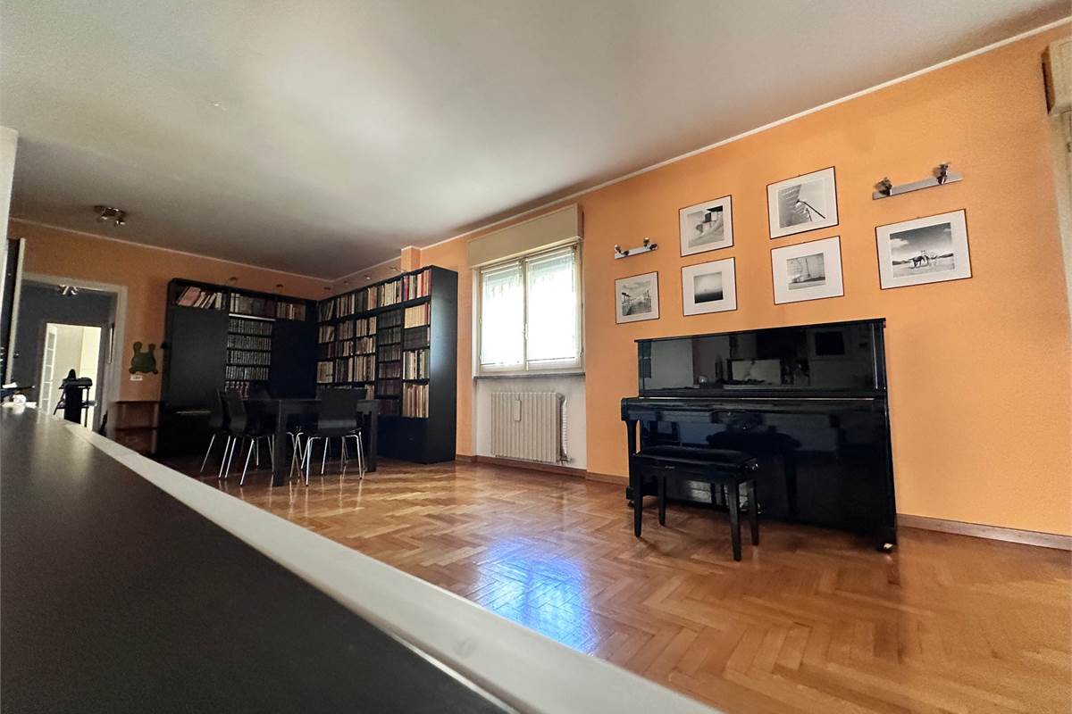 ERBA:ELEGANTE APPARTAMENTO  INDIPENDENTE