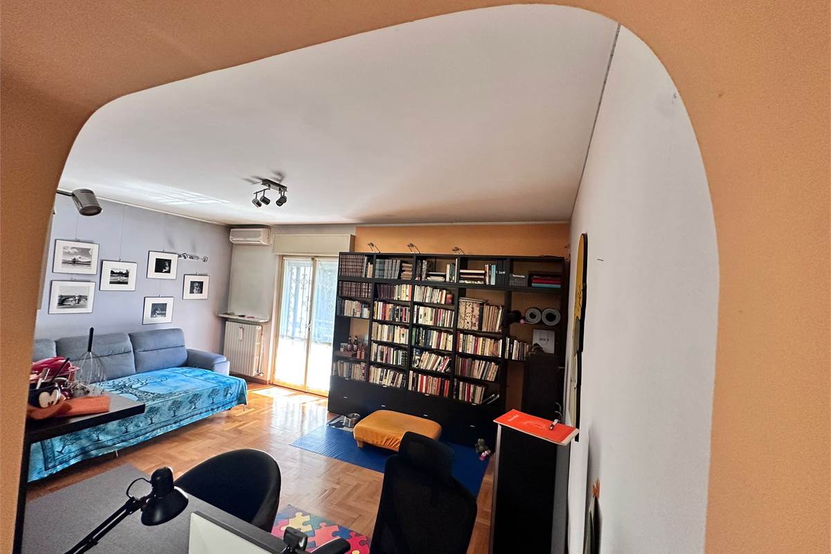 ERBA:ELEGANTE APPARTAMENTO  INDIPENDENTE