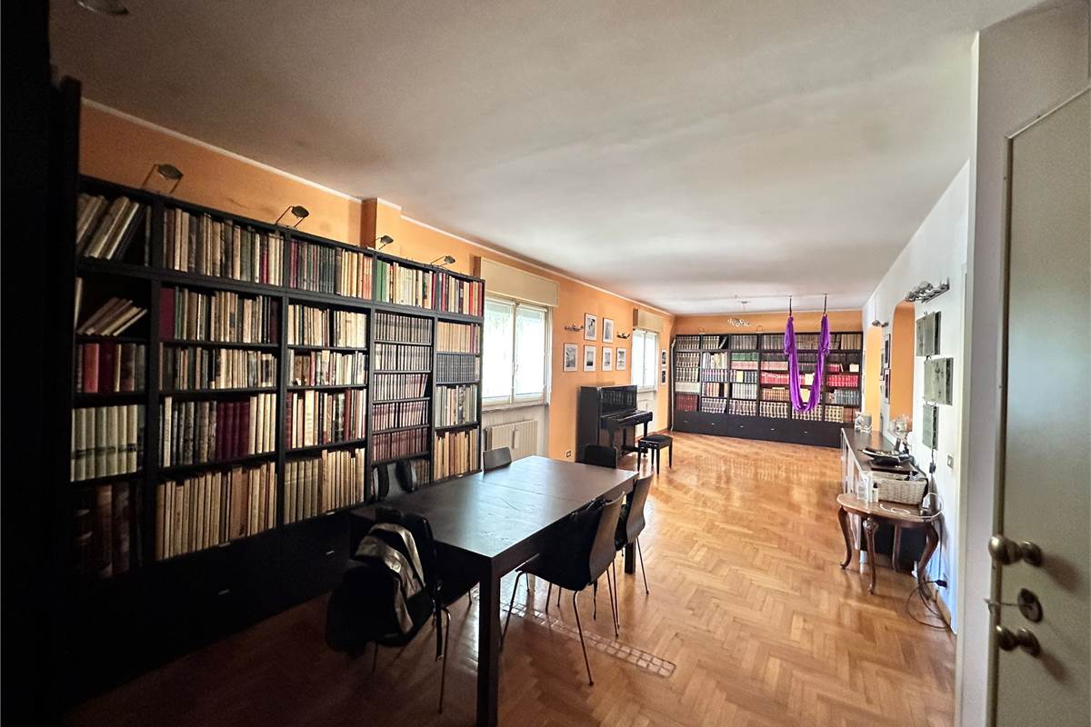 ERBA:ELEGANTE APPARTAMENTO  INDIPENDENTE