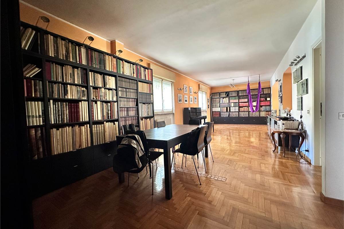 ERBA:ELEGANTE APPARTAMENTO  INDIPENDENTE