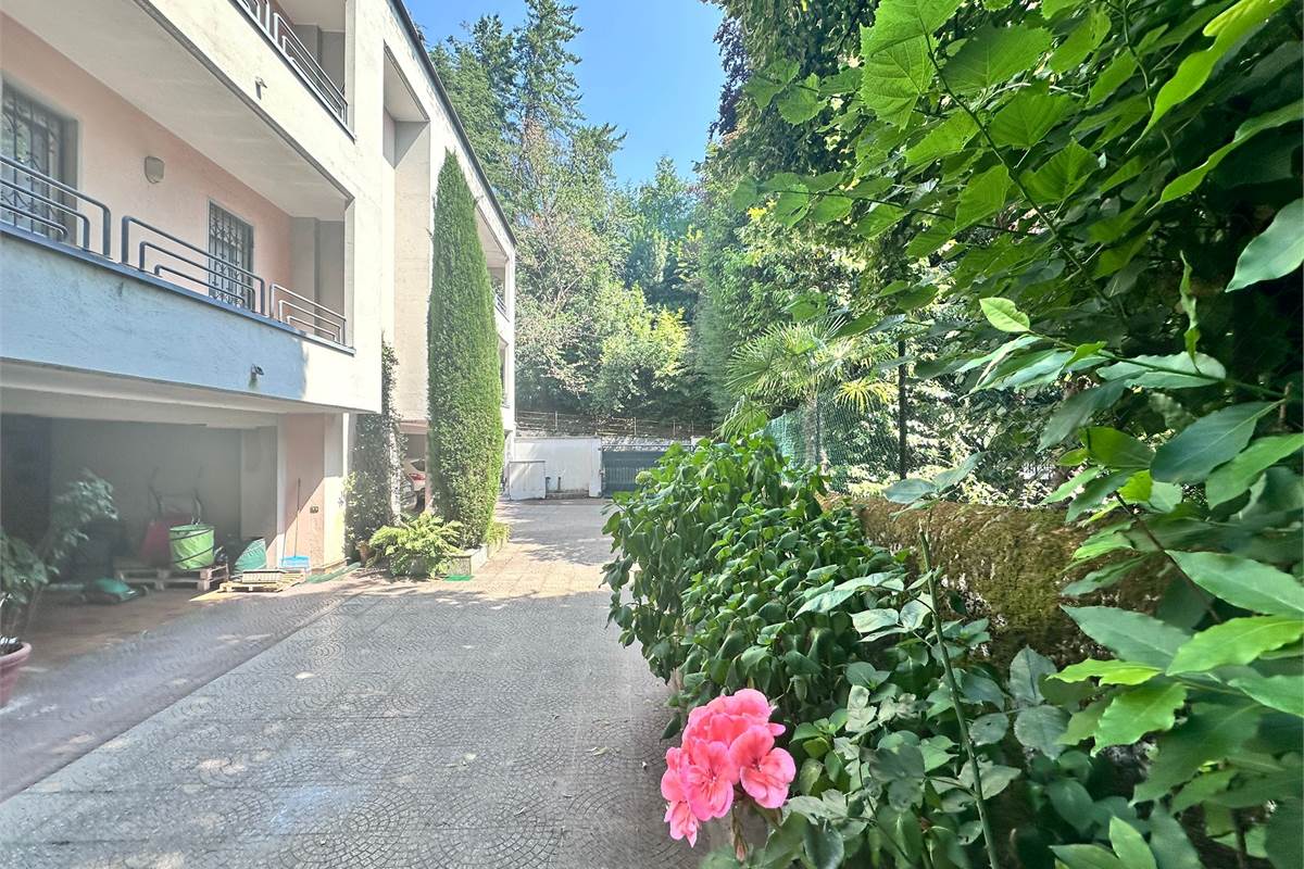 ERBA:ELEGANTE APPARTAMENTO  INDIPENDENTE