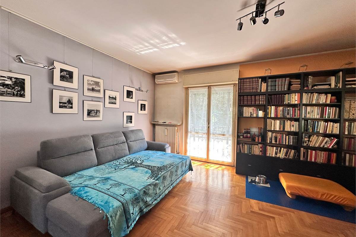 ERBA:ELEGANTE APPARTAMENTO  INDIPENDENTE