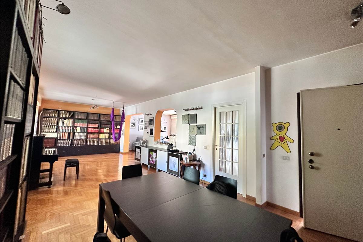 ERBA:ELEGANTE APPARTAMENTO  INDIPENDENTE