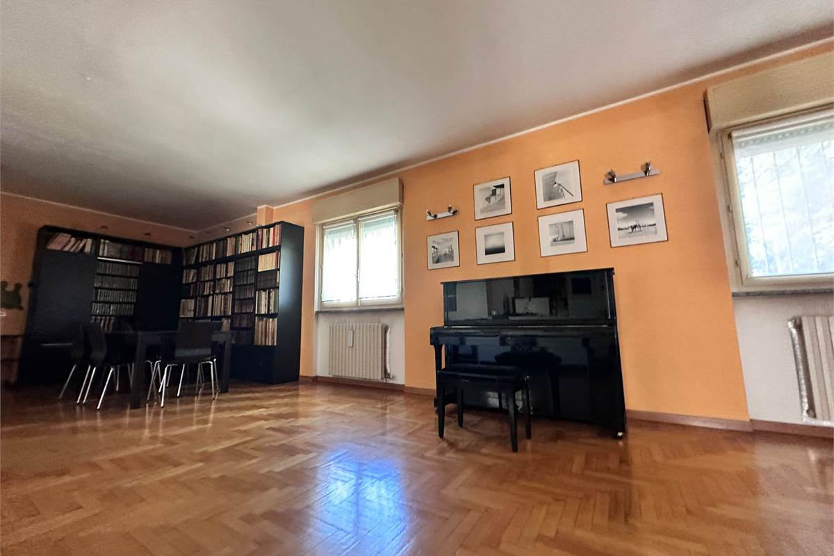 ERBA:ELEGANTE APPARTAMENTO  INDIPENDENTE