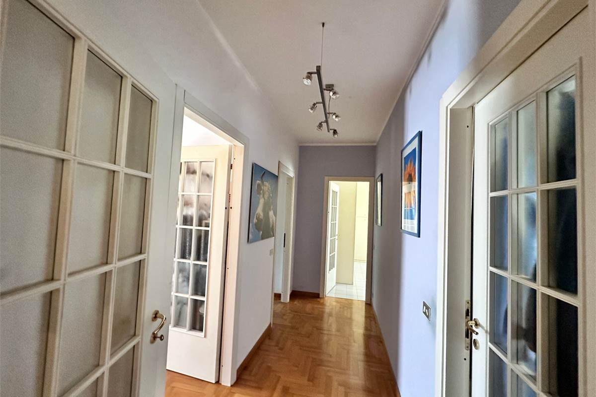 ERBA:ELEGANTE APPARTAMENTO  INDIPENDENTE