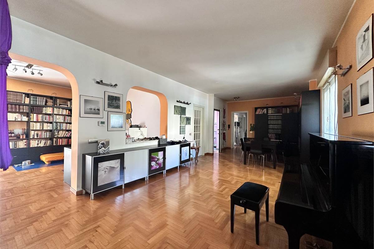 ERBA:ELEGANTE APPARTAMENTO  INDIPENDENTE