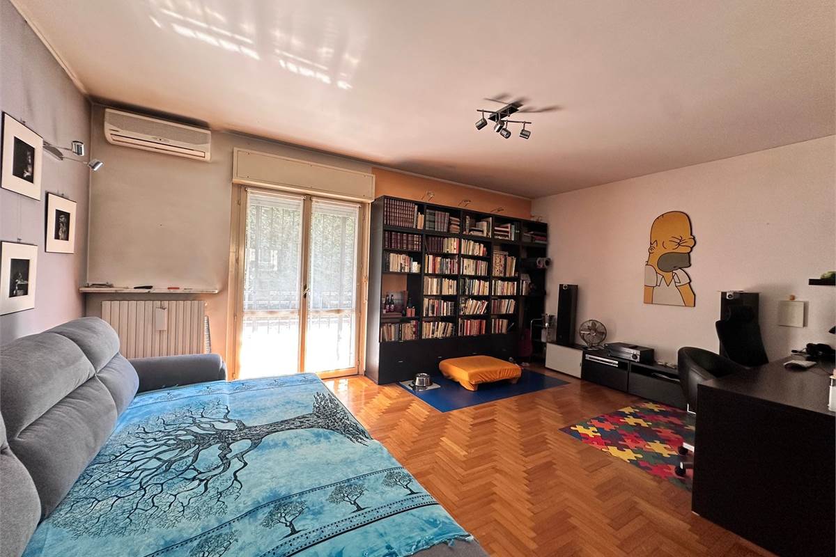 ERBA:ELEGANTE APPARTAMENTO  INDIPENDENTE