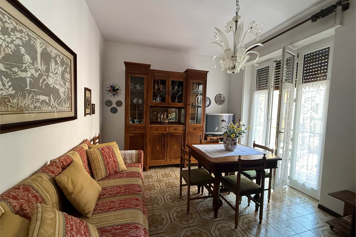 COMO: BILOCALE CON BALCONE