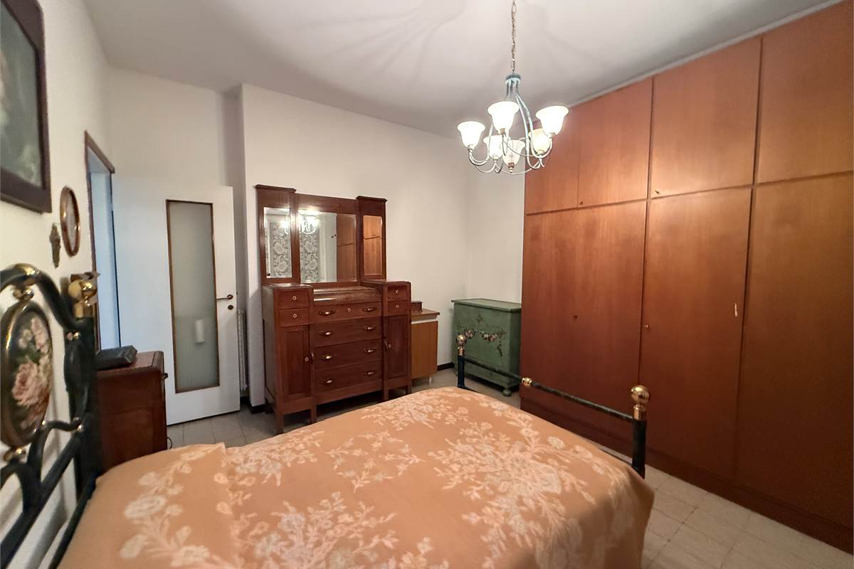 COMO: BILOCALE CON BALCONE