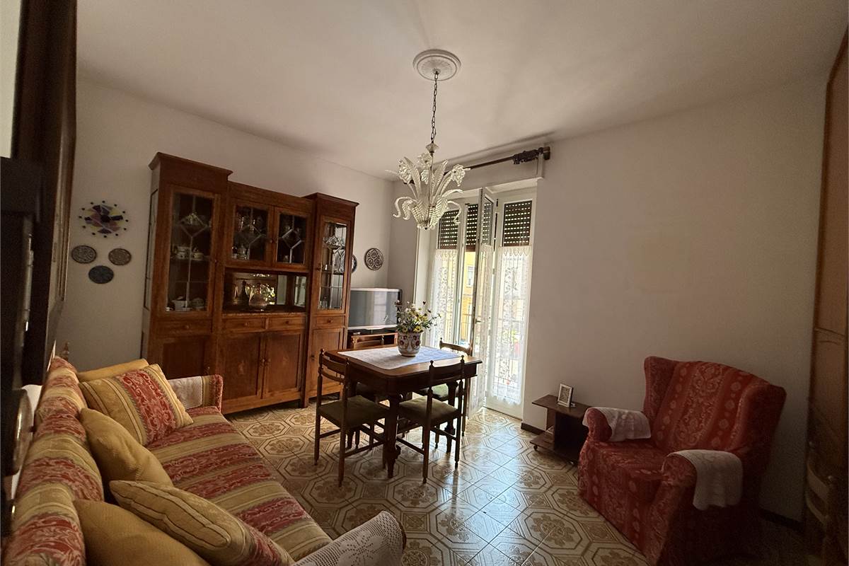 COMO: BILOCALE CON BALCONE