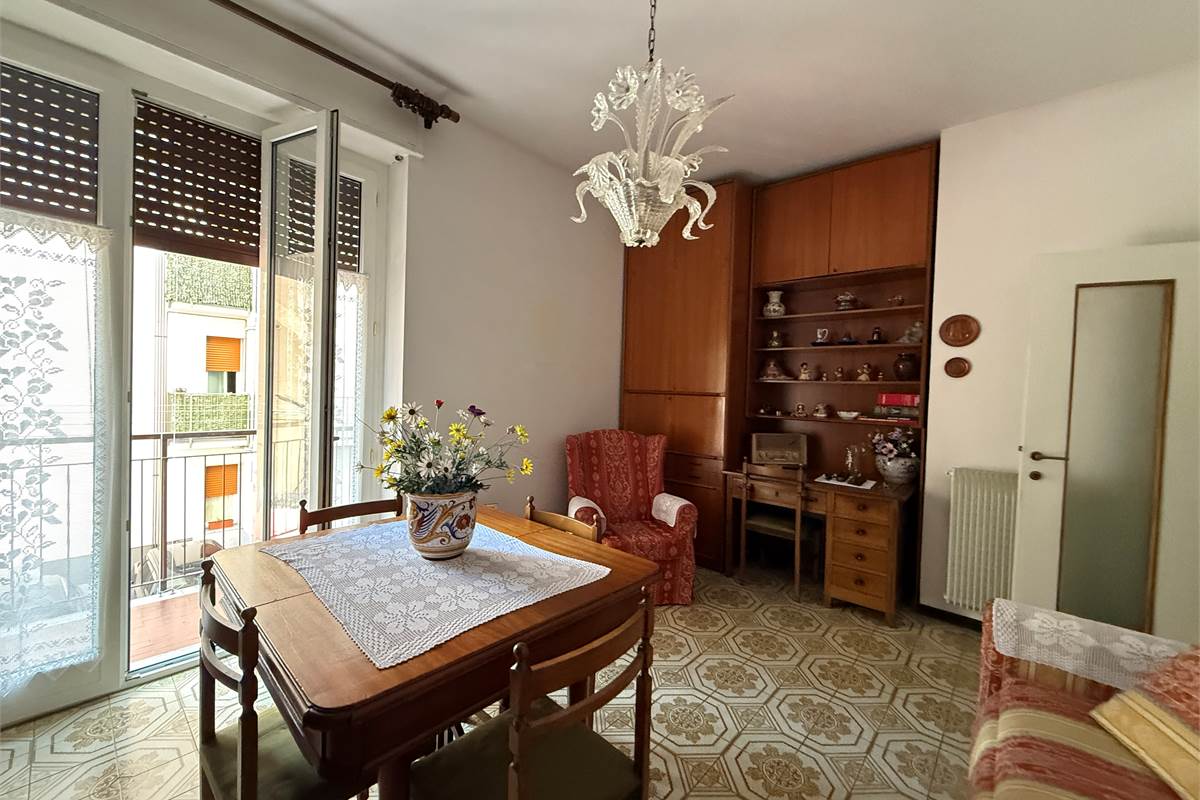 COMO: BILOCALE CON BALCONE