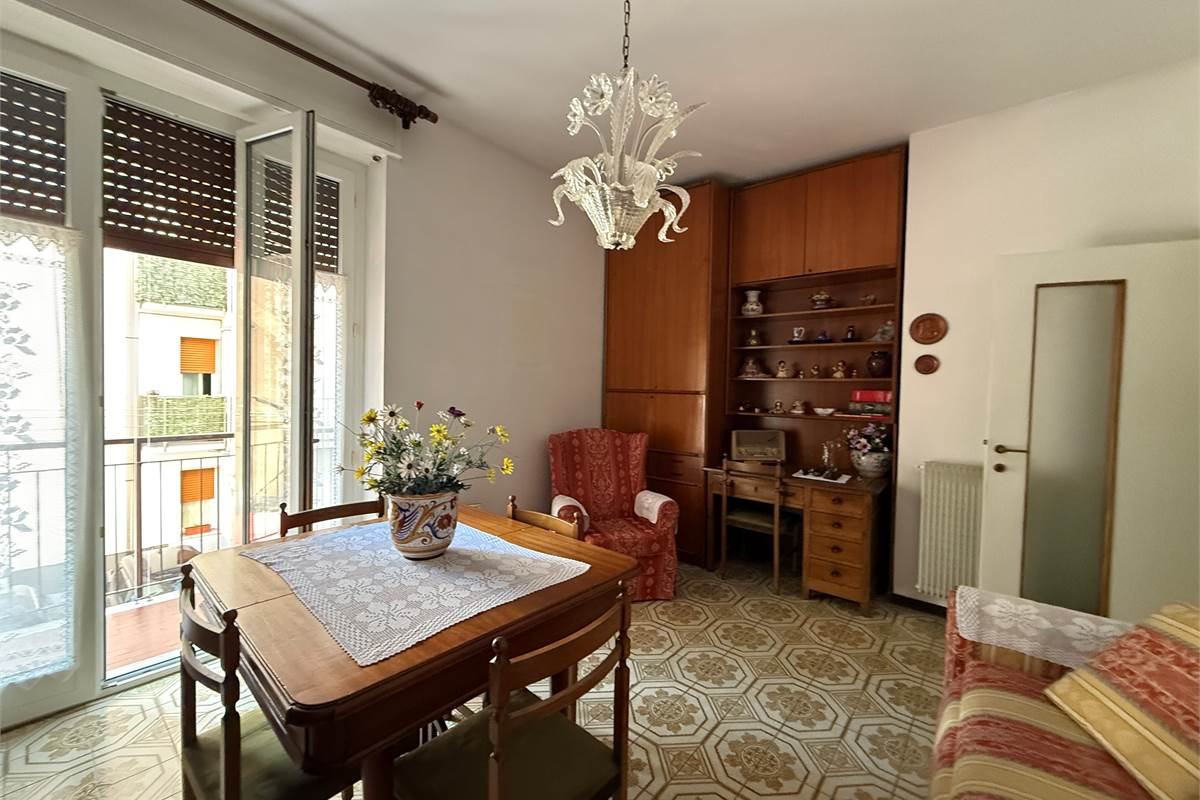 COMO: BILOCALE CON BALCONE