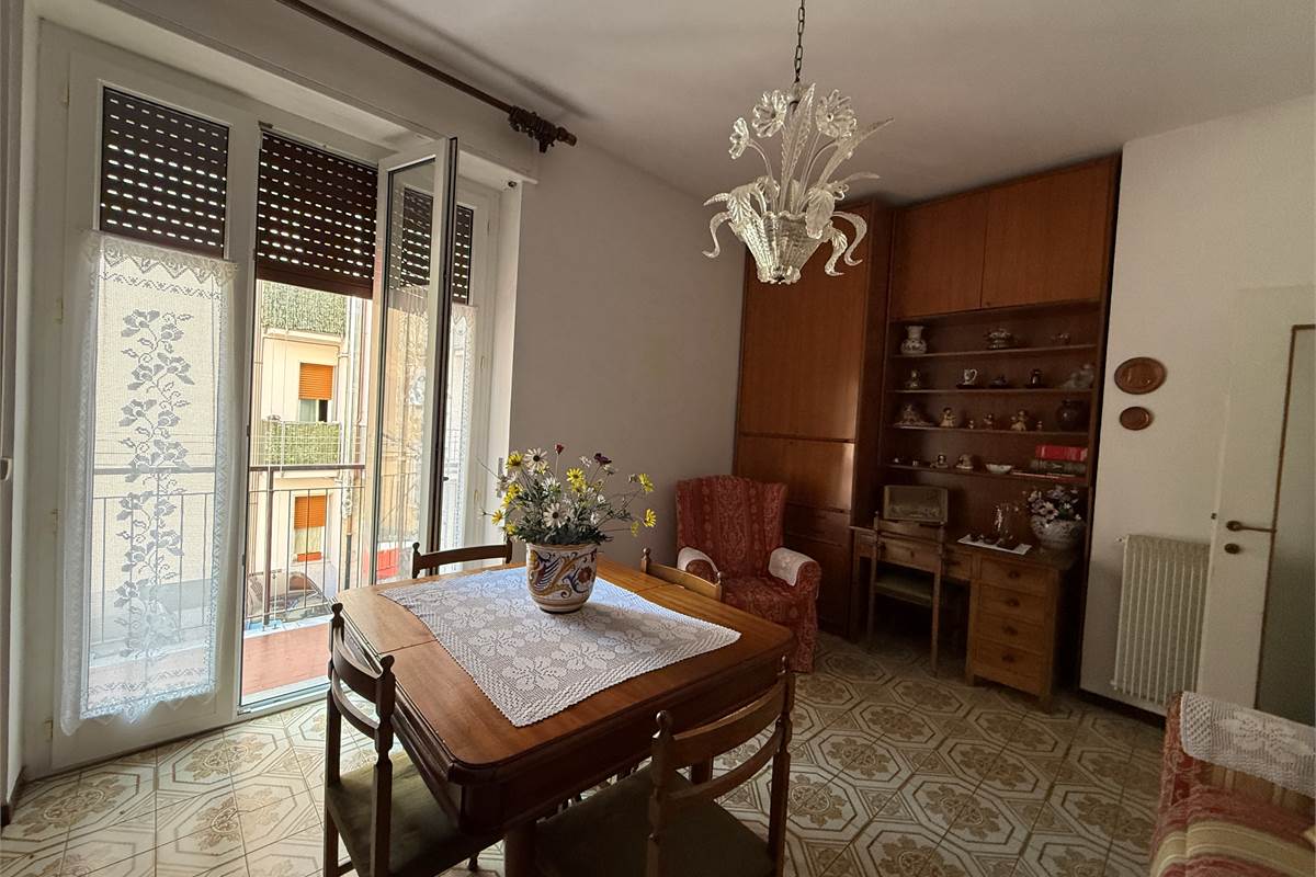 COMO: BILOCALE CON BALCONE