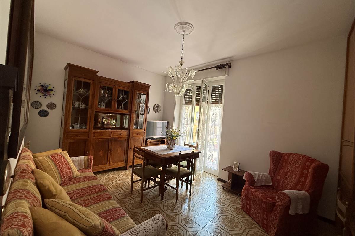 COMO: BILOCALE CON BALCONE