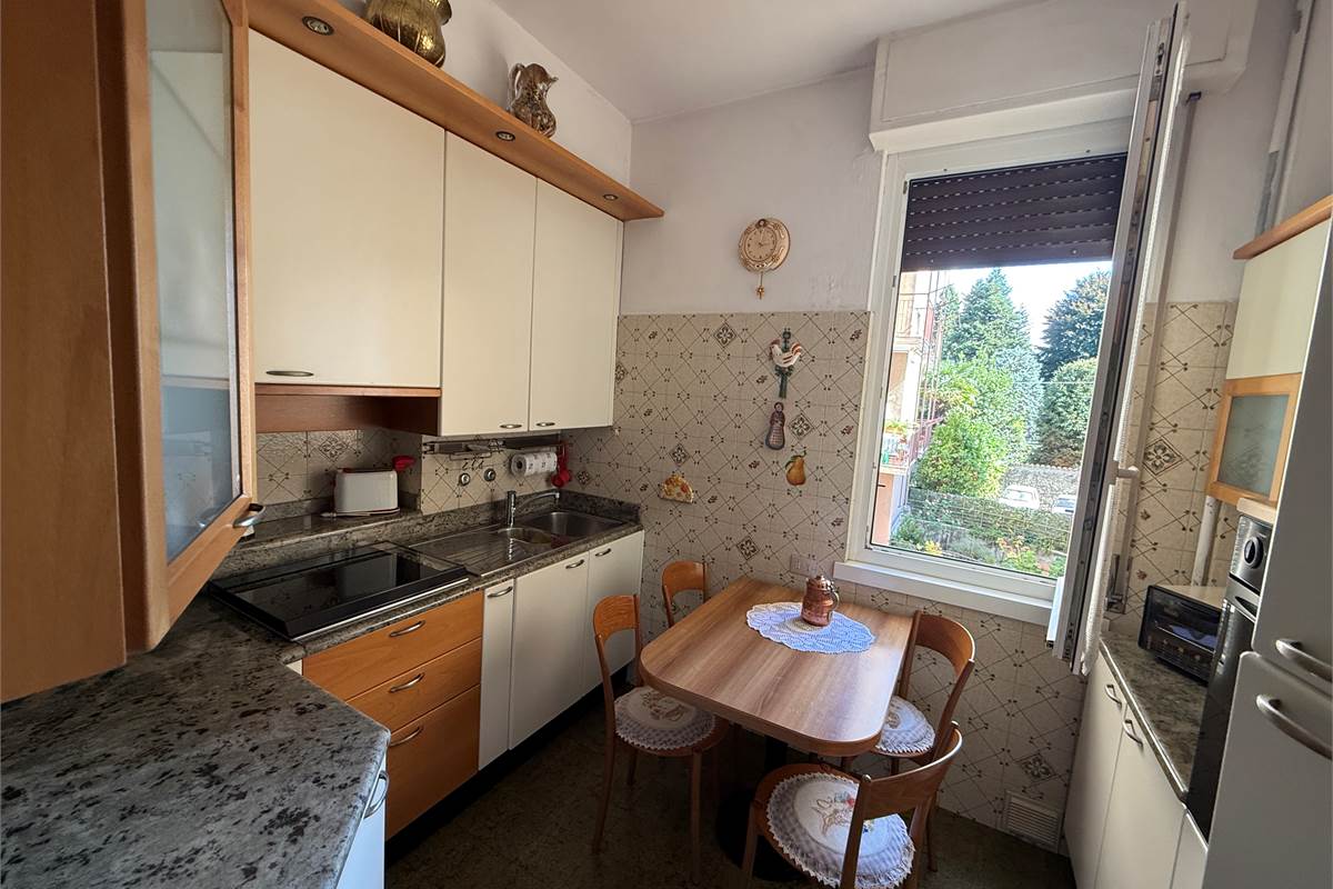 COMO: BILOCALE CON BALCONE