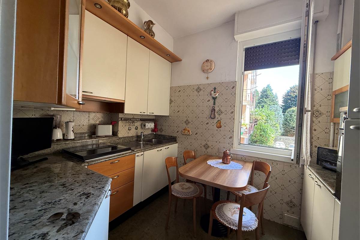 COMO: BILOCALE CON BALCONE