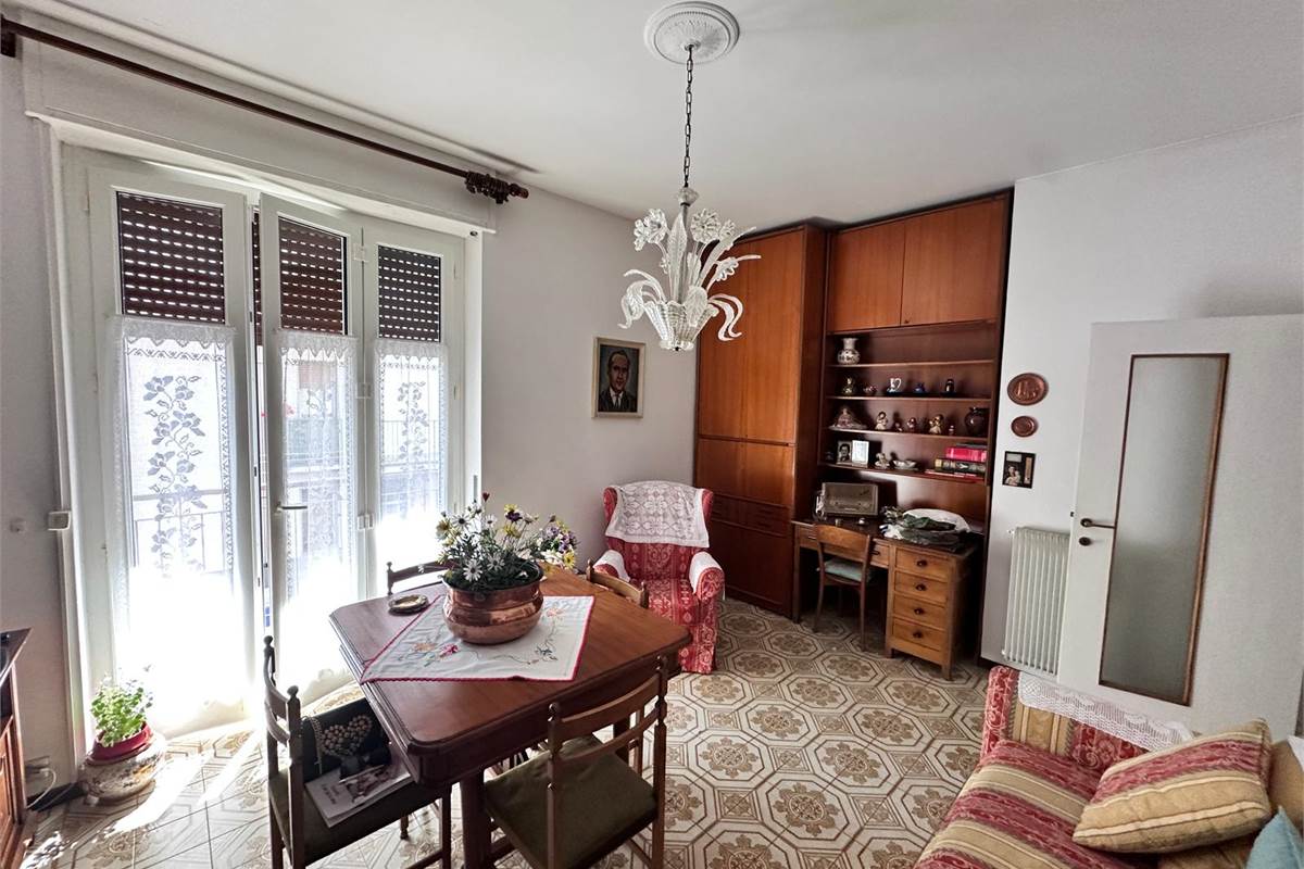 COMO: BILOCALE CON BALCONE