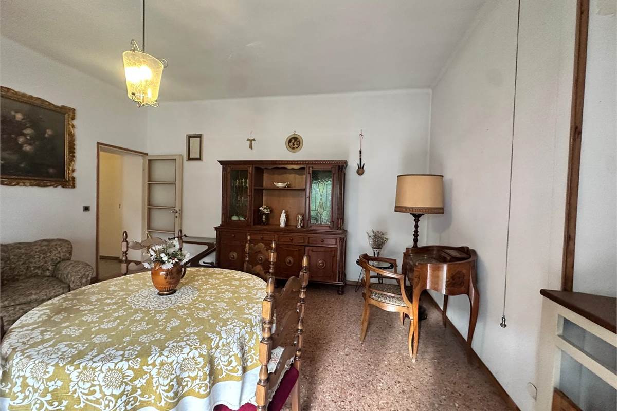 COMO: BILOCALE CON BALCONE