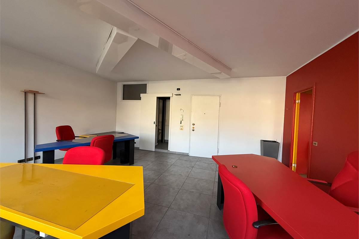 ERBA CENTRO: ELEGANTE UFFICIO ARREDATO IN AFFITTO CON POSS.BOX