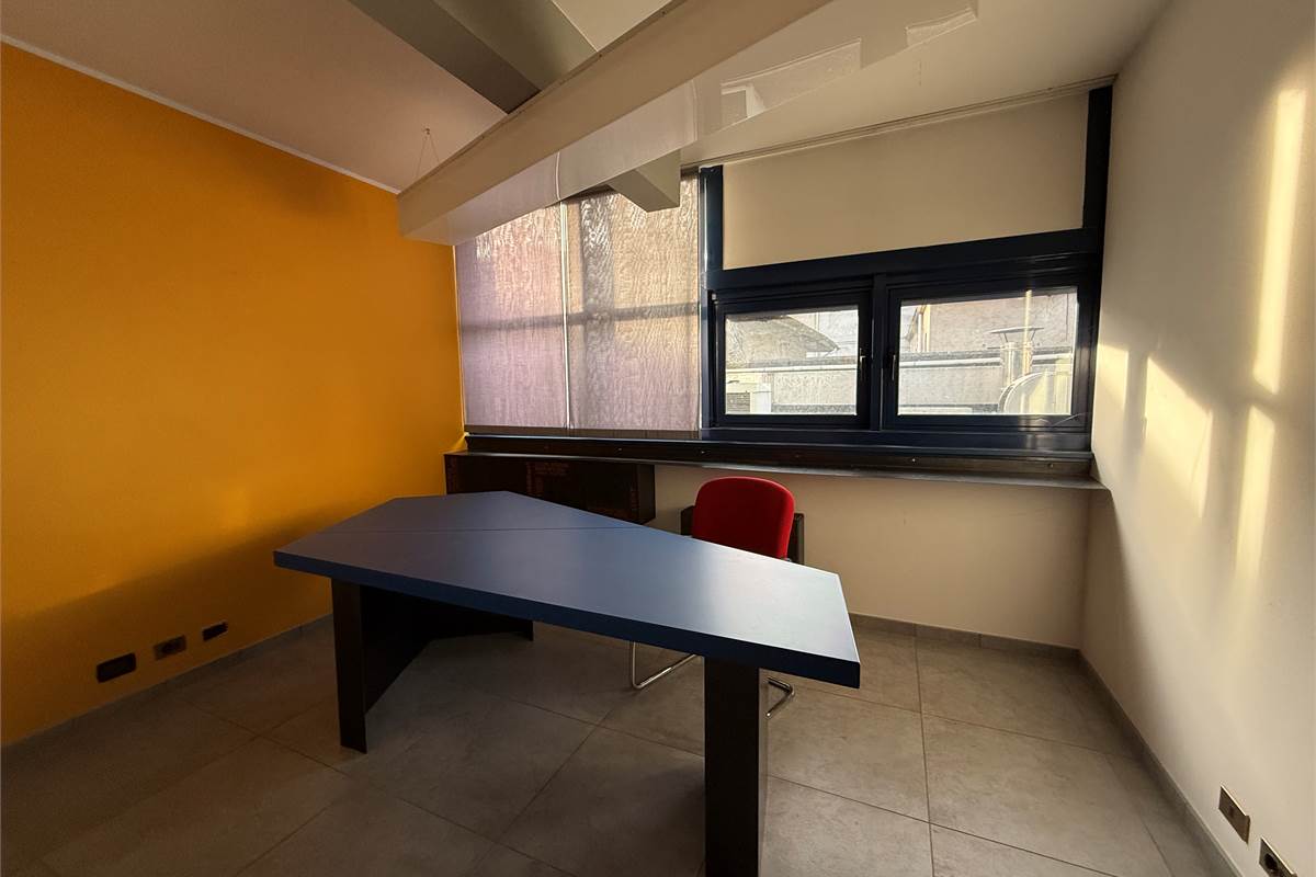ERBA CENTRO: ELEGANTE UFFICIO ARREDATO IN AFFITTO CON POSS.BOX