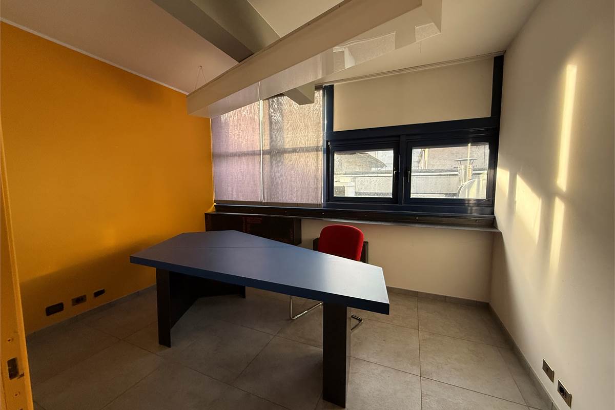 ERBA CENTRO: ELEGANTE UFFICIO ARREDATO IN AFFITTO CON POSS.BOX