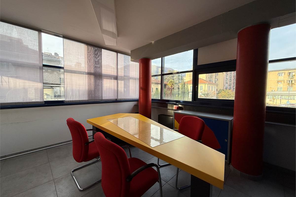 ERBA CENTRO: ELEGANTE UFFICIO ARREDATO IN AFFITTO CON POSS.BOX