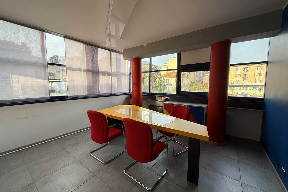 ERBA CENTRO: ELEGANTE UFFICIO ARREDATO IN AFFITTO CON POSS.BOX