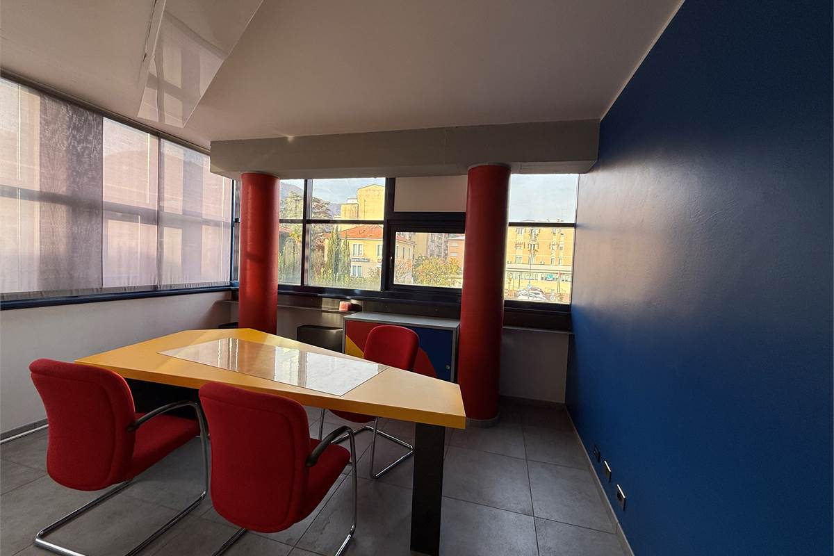 ERBA CENTRO: ELEGANTE UFFICIO ARREDATO IN AFFITTO CON POSS.BOX