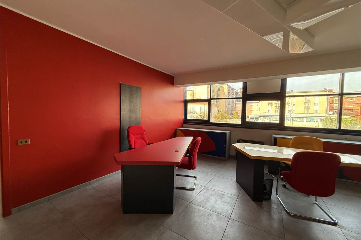ERBA CENTRO: ELEGANTE UFFICIO ARREDATO IN AFFITTO CON POSS.BOX