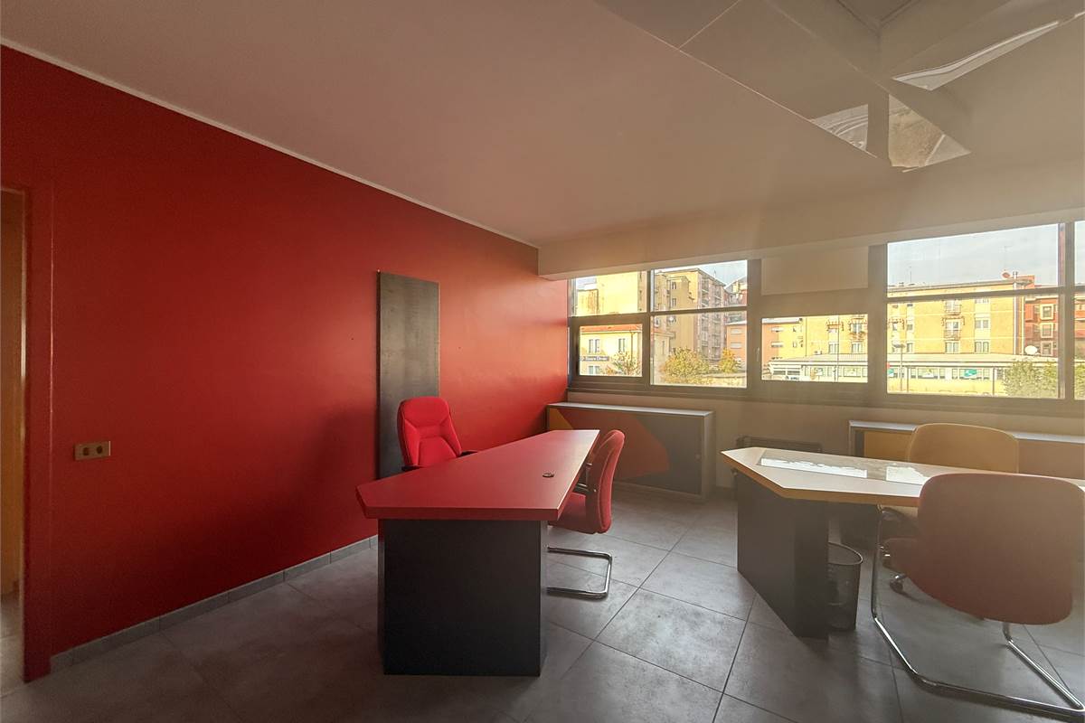 ERBA CENTRO: ELEGANTE UFFICIO ARREDATO IN AFFITTO CON POSS.BOX
