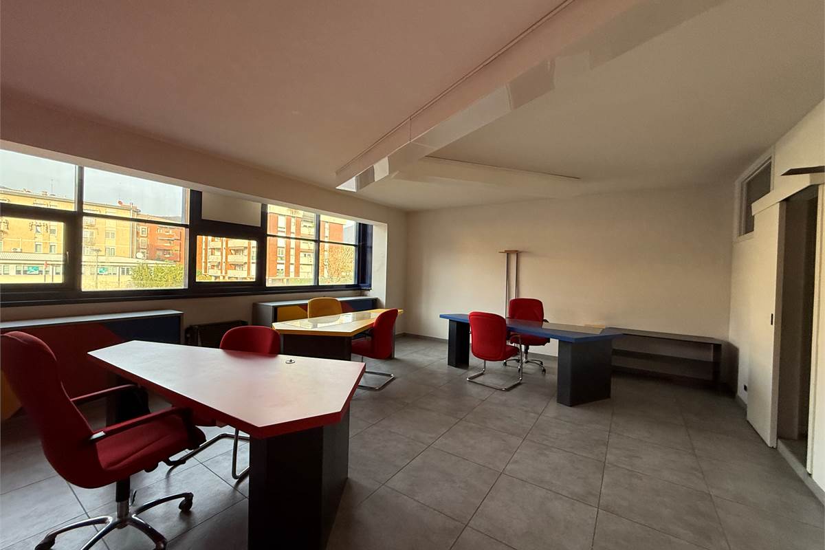 ERBA CENTRO: ELEGANTE UFFICIO ARREDATO IN AFFITTO CON POSS.BOX