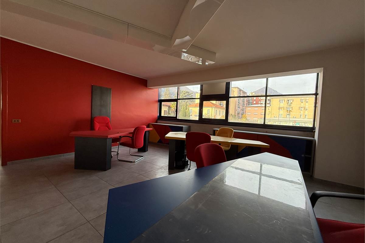 ERBA CENTRO: ELEGANTE UFFICIO ARREDATO IN AFFITTO CON POSS.BOX