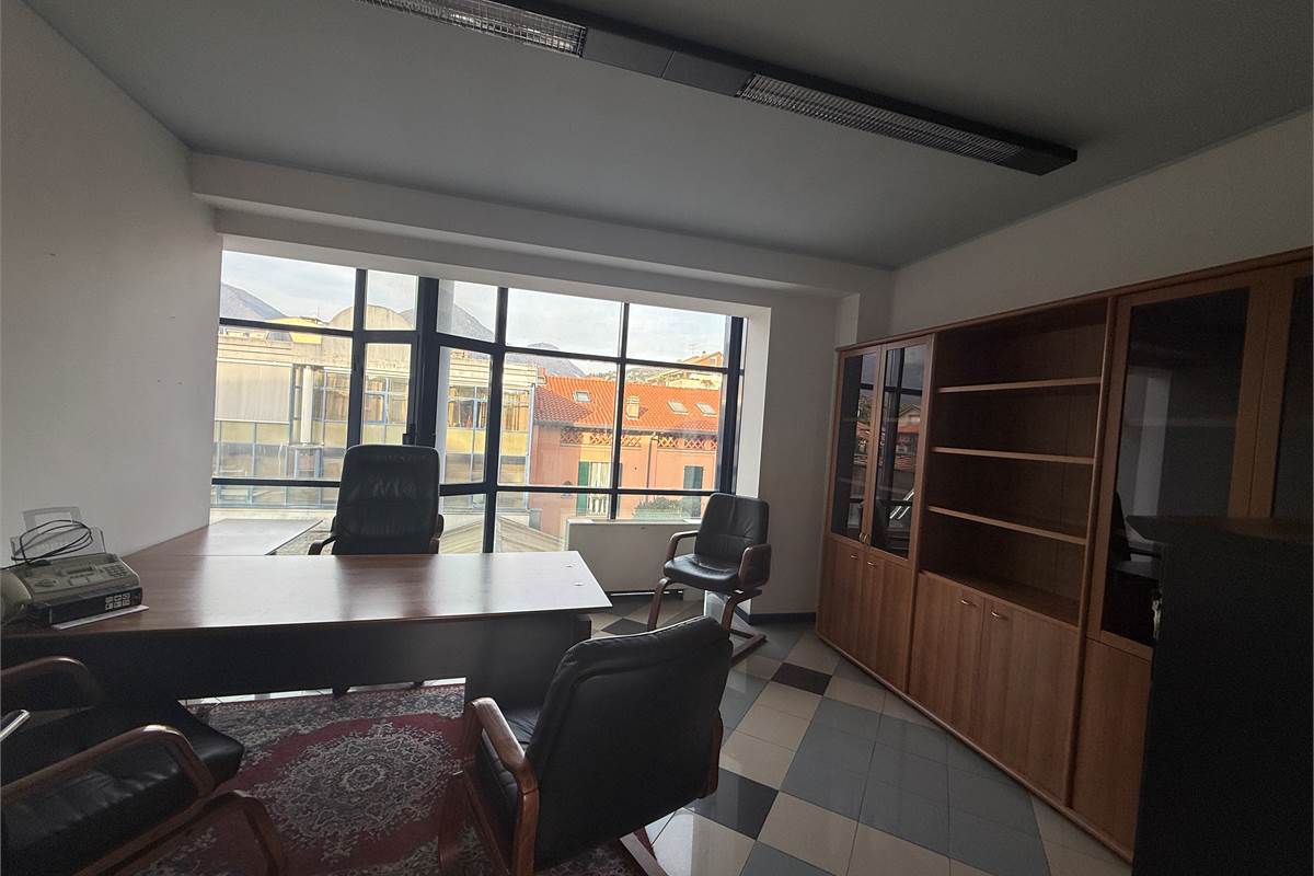 ERBA CENTRO: ELEGANTE UFFICIO ARREDATO IN AFFITTO CON POSS.BOX