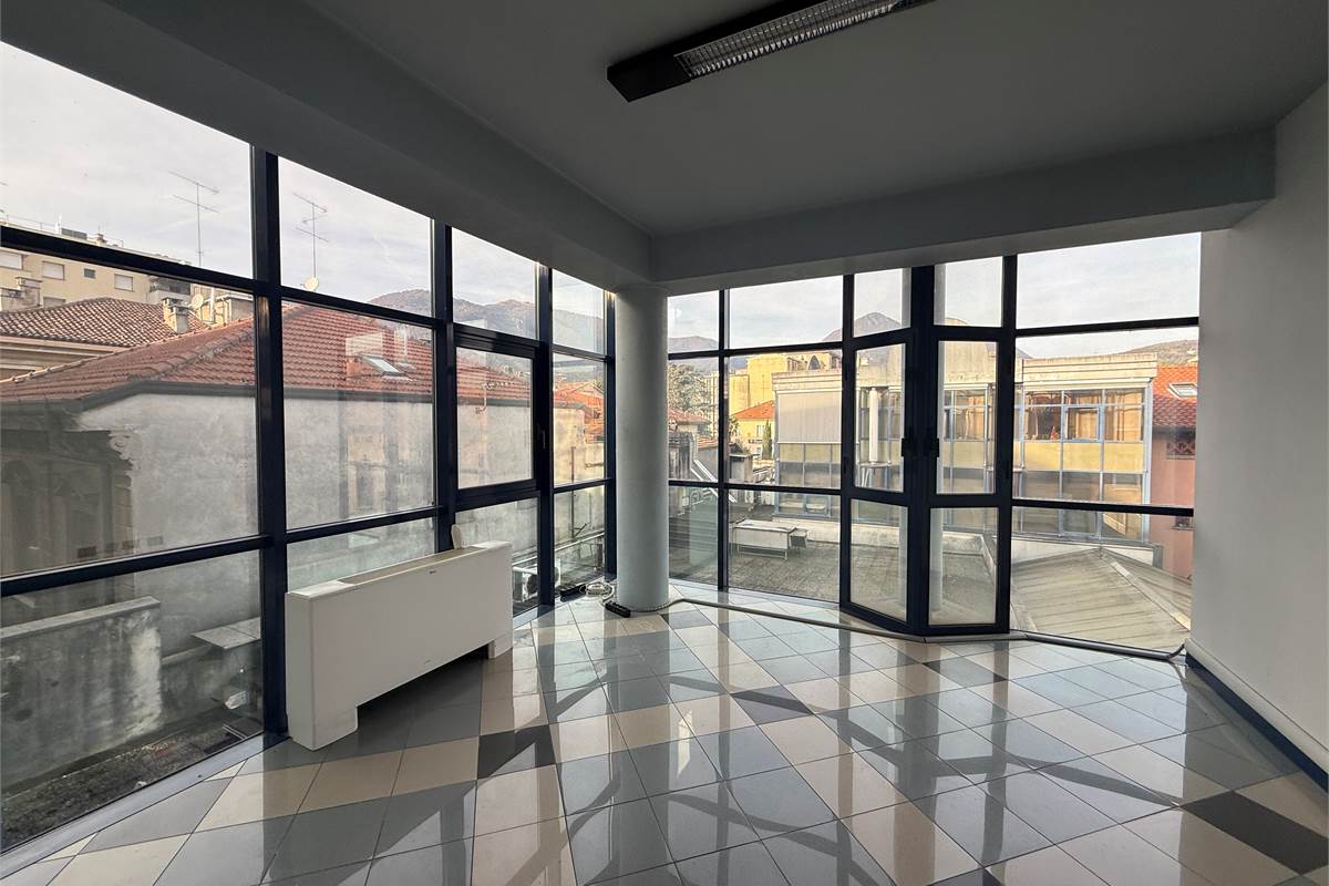ERBA CENTRO: ELEGANTE UFFICIO ARREDATO IN AFFITTO CON POSS.BOX
