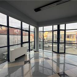 ERBA CENTRO: ELEGANTE UFFICIO ARREDATO IN AFFITTO CON POSS.BOX