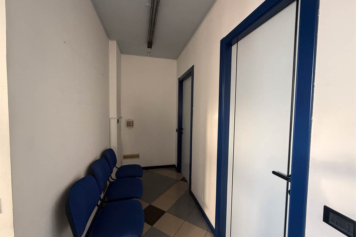 ERBA CENTRO: ELEGANTE UFFICIO ARREDATO IN AFFITTO CON POSS.BOX