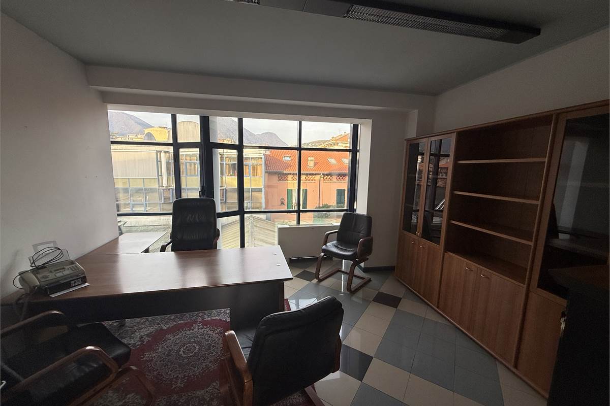 ERBA CENTRO: ELEGANTE UFFICIO ARREDATO IN AFFITTO CON POSS.BOX