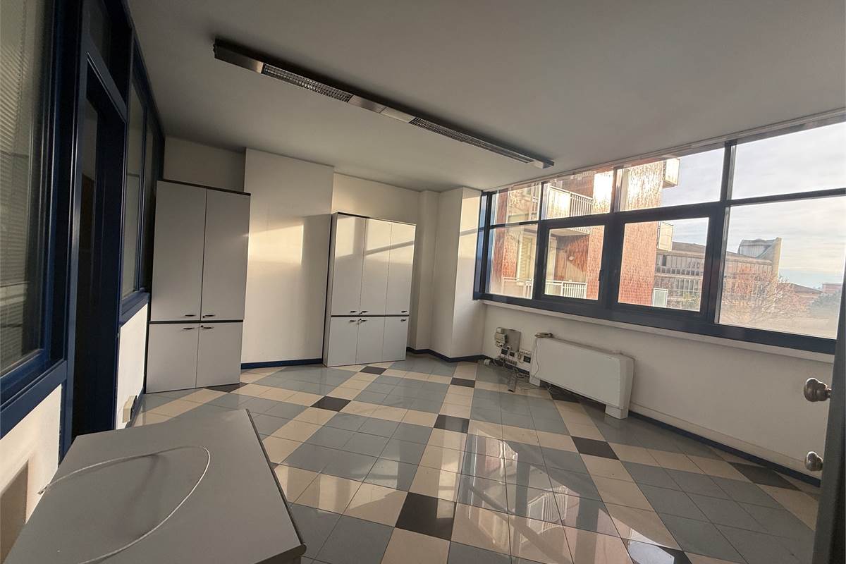 ERBA CENTRO: ELEGANTE UFFICIO ARREDATO IN AFFITTO CON POSS.BOX