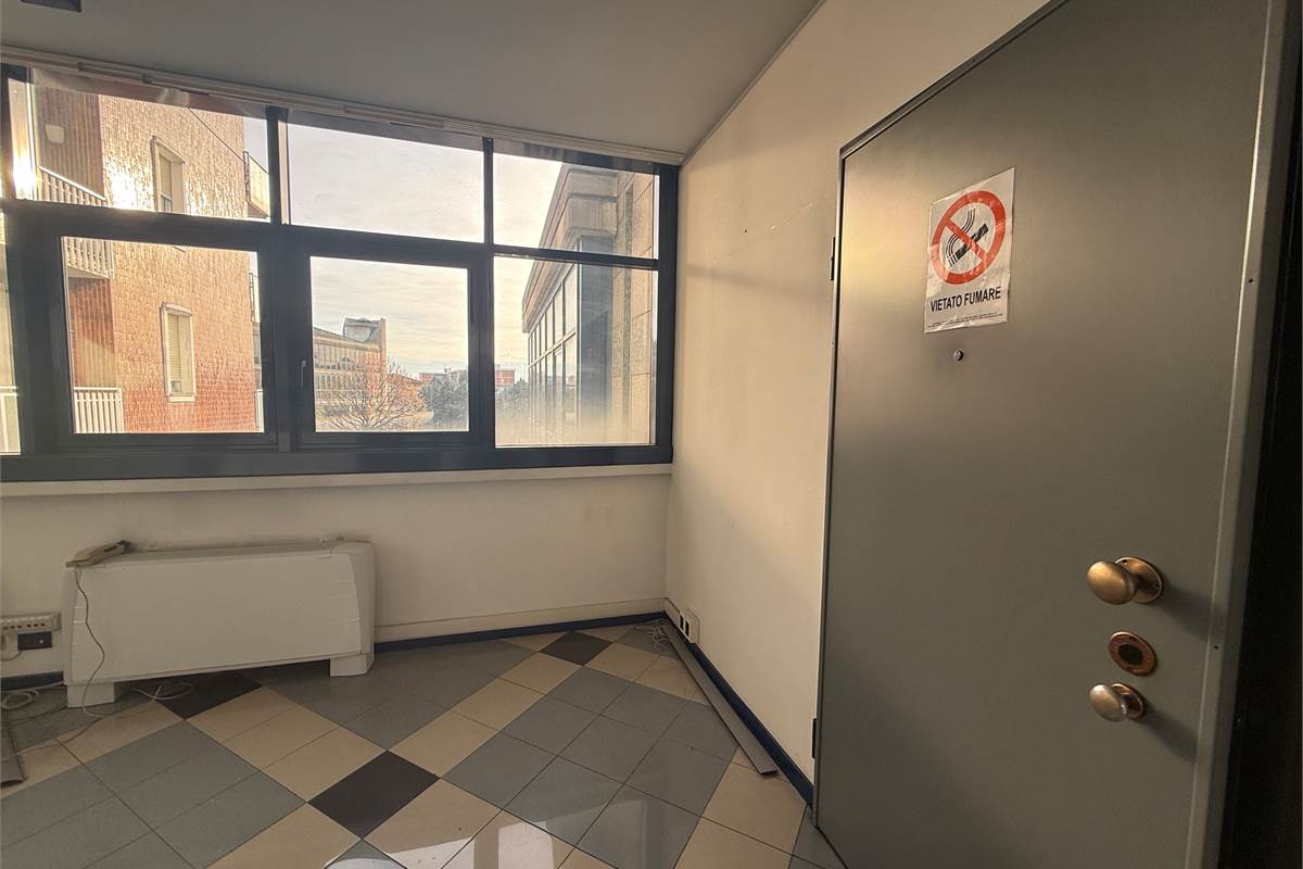 ERBA CENTRO: ELEGANTE UFFICIO ARREDATO IN AFFITTO CON POSS.BOX