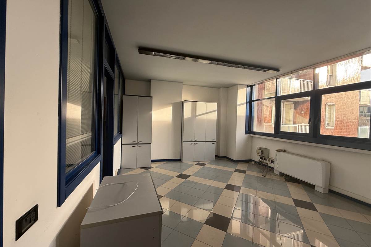 ERBA CENTRO: ELEGANTE UFFICIO ARREDATO IN AFFITTO CON POSS.BOX