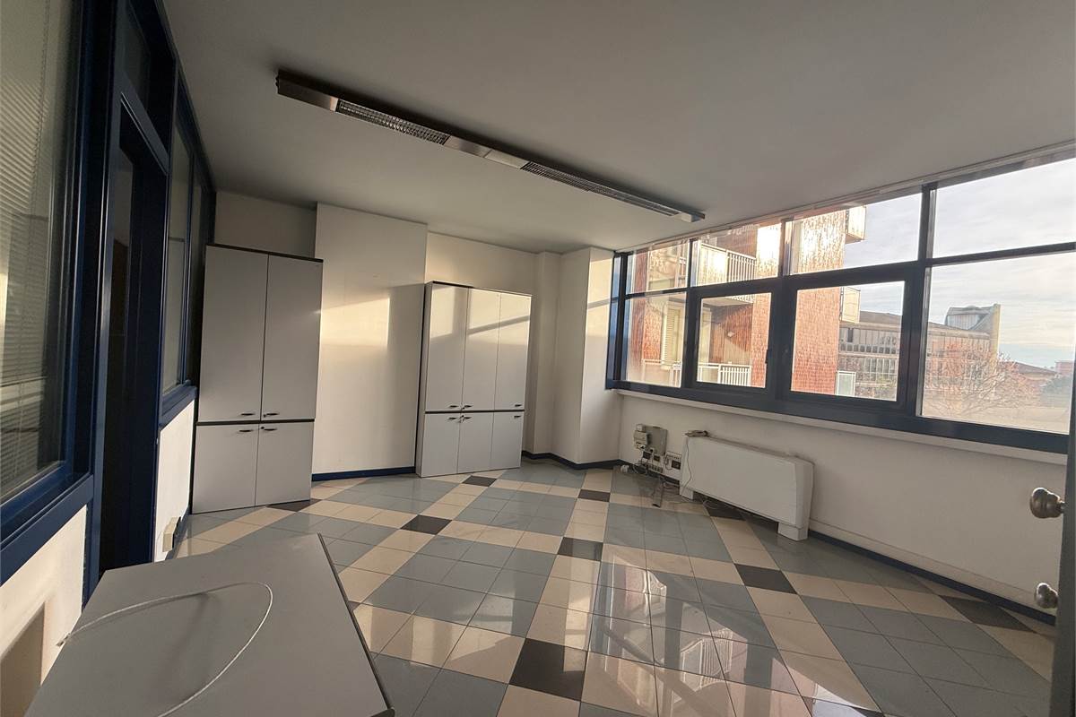 ERBA CENTRO: ELEGANTE UFFICIO ARREDATO IN AFFITTO CON POSS.BOX