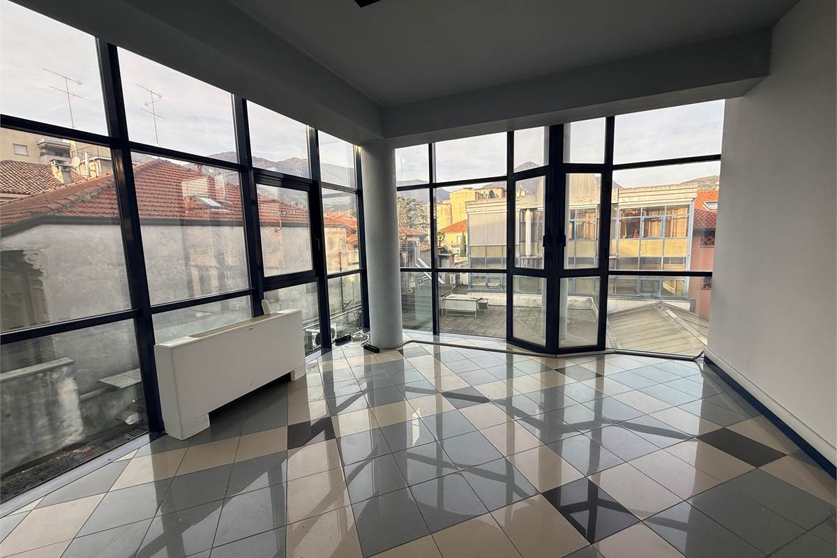 ERBA CENTRO: ELEGANTE UFFICIO ARREDATO IN AFFITTO CON POSS.BOX